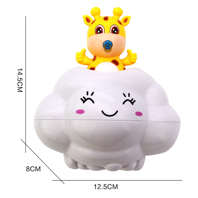 Kawaii jirafa en lindo juguete de piscina de baño con rociador de agua en la nube