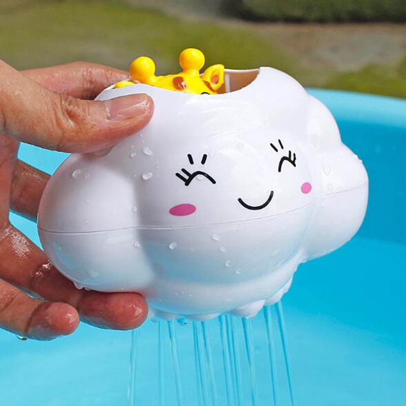 Kawaii jirafa en lindo juguete de piscina de baño con rociador de agua en la nube