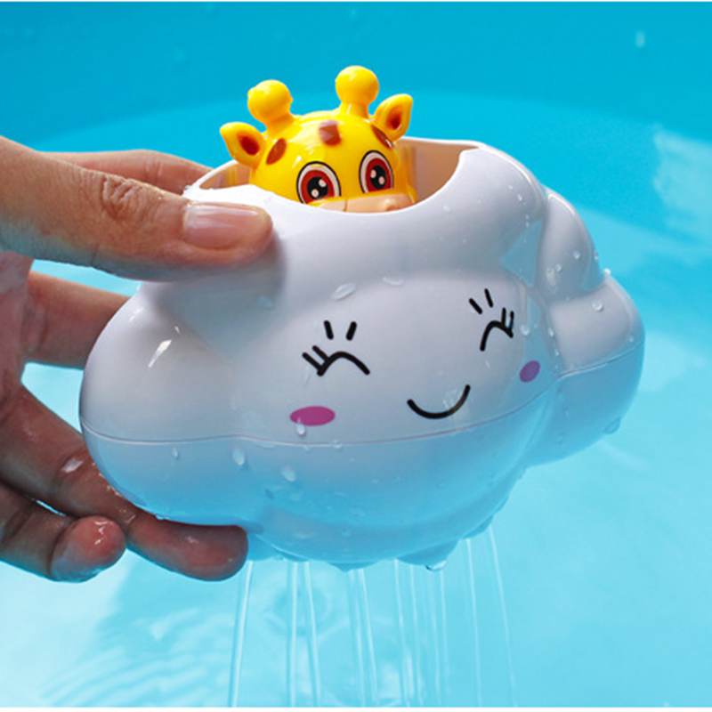 Kawaii jirafa en lindo juguete de piscina de baño con rociador de agua en la nube